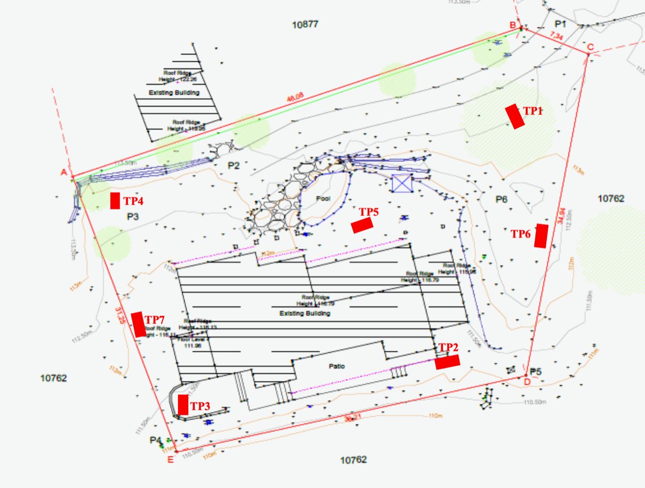 Lageplan eines Grundstücks mit zwei Bestandsgebäuden, Pool, Höhenlinien und roten Markierungen TP1 bis TP7