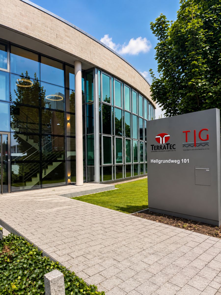 Eingang am Hellgrundweg 101 in Hamburg mit dem gemeinsamen Firmenschild von TerraTec und TIG